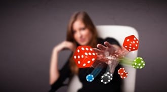 femme jeux casino jetons dés